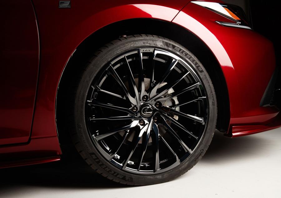 Колеса Lexus ES350 F-Sport Custom 2018 года  (фото 6 из 6)